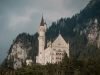 castello-di-neuschwanstein-incorniciato-dalle-montagne-bavaresi-appare-come-un-sogno-di-pietra-e-torri-slanciate-sospeso-tra-realt-e-fantasia-fiabesca
