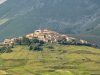 castelluccio-di-norcia-sospeso-sullaltopiano-del-pian-grande-il-borgo-regala-panorami-vasti-e-colori-terrosi-che-definiscono-lautunno-a-1452-metri-di-altitudine