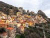 castelmezzano-incastonato-tra-le-dolomiti-lucane-il-borgo-si-arrampica-sulle-rocce-e-in-autunno-le-montagne-circostanti-si-colorano-di-toni-caldi-e-intensi