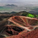 CATANIA E ETNA – La città mostra vicoli e mercati vivaci, mentre l’Etna domina l’orizzonte offrendo sentieri limpidi e panorami spettacolari a novembre.