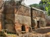cerveteri-le-tombe-etrusche-sembrano-ancora-pi-profonde-quando-le-foglie-cadono-sui-loro-ingressi-come-se-lautunno-aggiungesse-un-velo-di-mistero-al-silenzio-antico