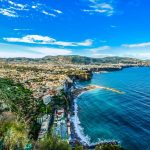 COSTIERA AMALFITANA – A novembre i paesi si svuotano, i vicoli mostrano limoni e barche, e il mare intenso regala panorami limpidi e silenziosi.