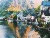 hallstatt-adagiato-sulle-sponde-del-lago-hallsttter-see-il-borgo-sembra-un-dipinto-vivente-con-case-pastello-che-riflettono-le-montagne-circostanti
