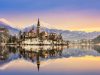 lago-di-bled-immerso-tra-le-alpi-giulie-il-suo-castello-arroccato-e-la-piccola-isola-creano-un-quadro-fiabesco-riflesso-nelle-acque-tranquille