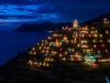 manarola-il-celebre-presepe-sul-monte-domina-il-borgo-delle-cinque-terre-con-sagome-illuminate-che-animano-le-serate-di-dicembre-e-rendono-unico-il-panorama-natalizio
