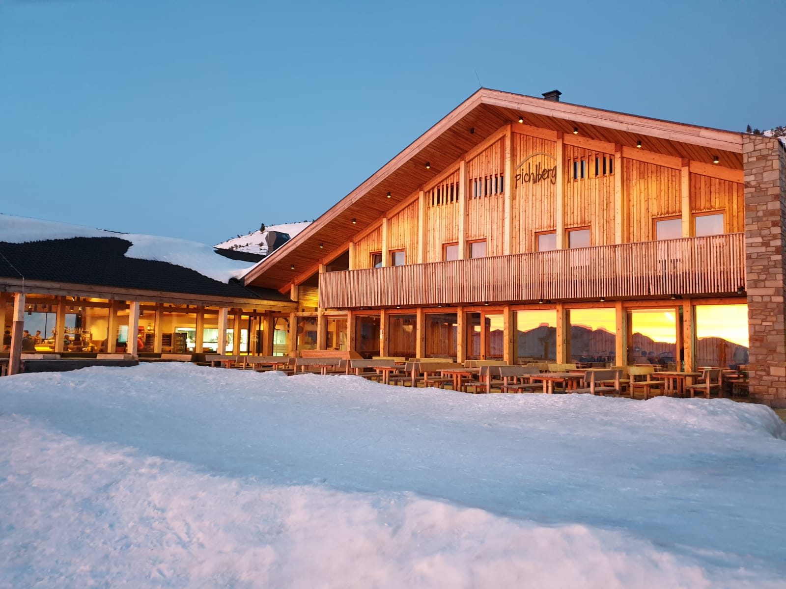 In Val Sarentino la sera le escursioni con le lanterne ti portano a cena in malga