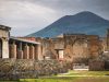 pompei-con-il-clima-pi-fresco-e-le-strade-quasi-vuote-la-citt-sepolta-dal-vesuvio-appare-come-un-luogo-sospeso-dove-ogni-pietra-sembra-trattenere-un-ricordo
