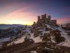 rocca-calascio-una-fortezza-sospesa-tra-le-nuvole-dove-le-mura-bianche-emergono-dal-nulla-e-lautunno-trasforma-le-montagne-in-un-paesaggio-da-racconto-antico