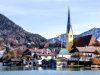 rottach-egern-elegante-borgo-sulle-rive-del-tegernsee-con-chalet-curati-e-stradine-che-si-riflettono-nellacqua-calma-circondata-dai-colori-autunnali