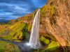 seljalandsfoss-la-cascata-islandese-scende-in-un-unico-salto-verticale-che-permette-di-osservare-la-scogliera-da-prospettive-uniche
