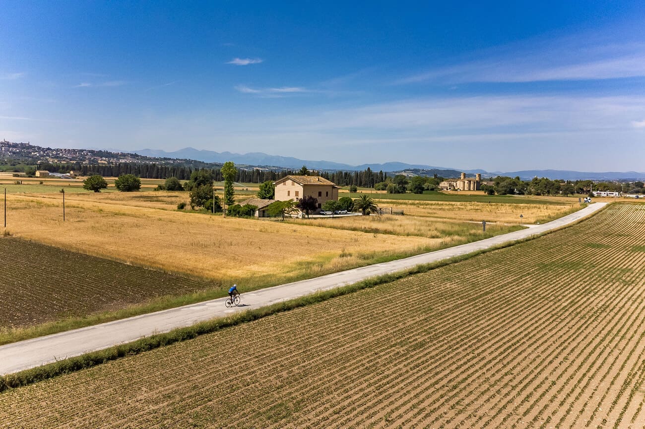 Le Marche in un colpo di pedale: 800 km di itinerari da vivere lentamente