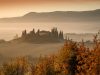 val-dorcia-colline-ampie-e-tranquille-vigneti-e-filari-che-a-novembre-si-tingono-di-rame-e-giallo-spento-con-pochi-turisti-a-rendere-lautunno-ancora-pi-intimo