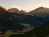 val-di-fassa-in-autunno-le-dolomiti-dominano-il-fondovalle-i-paesi-si-svuotano-e-i-rifugi-offrono-piatti-semplici-mentre-i-sentieri-restano-liberi-e-segnalati
