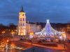 vilnius-le-casette-di-legno-illuminate-spiccano-davanti-alla-cattedrale-creando-unatmosfera-raccolta-che-avvolge-ogni-visitatore-in-un-silenzioso-incanto-nordico