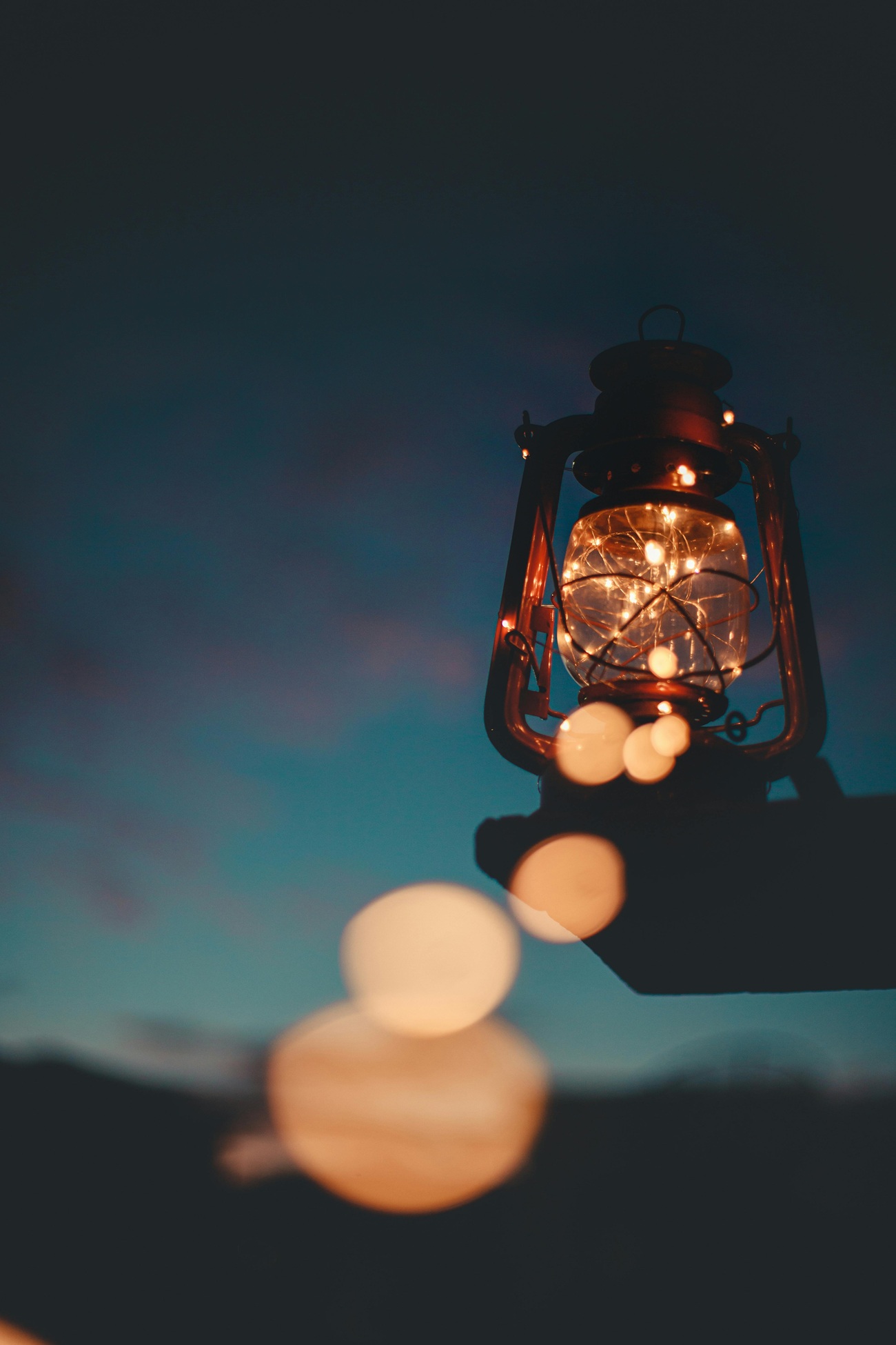In Val Sarentino la sera le escursioni con le lanterne ti portano a cena in malga