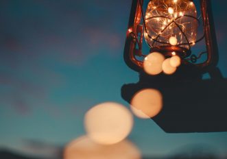 In Val Sarentino la sera le escursioni con le lanterne ti portano a cena in malga
