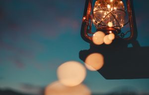 In Val Sarentino la sera le escursioni con le lanterne ti portano a cena in malga