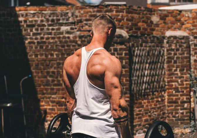 Braccia forti: i migliori esercizi con e senza pesi