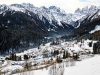 san-martino-di-castrozza-le-pale-si-ergono-imponenti-sopra-le-baite-ricoperte-di-neve-mentre-i-sentieri-tra-pini-ghiacciati-svelano-panorami-sorprendenti
