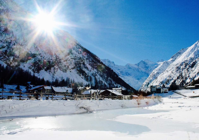 Ciaspole in Valle d'Aosta: i 15 itinerari più belli (ai piedi dei giganti)