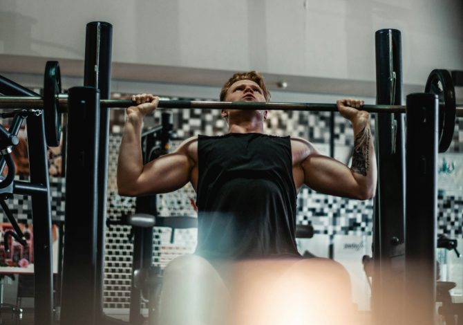 Pesi o ripetizioni? In palestra non è il carico a farti diventare più forte