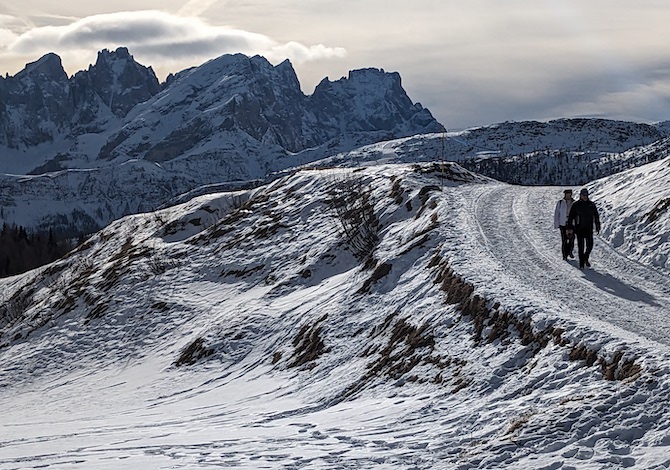 Da Madonna di Campiglio alla Val di Fassa, dal Lagorai alle Pale di San Martino: 15 ciaspolate imperdibili tra le Dolomiti Patrimonio UNESCO, laghi ghiacciati e rifugi panoramici. Con tutte le info pratiche.