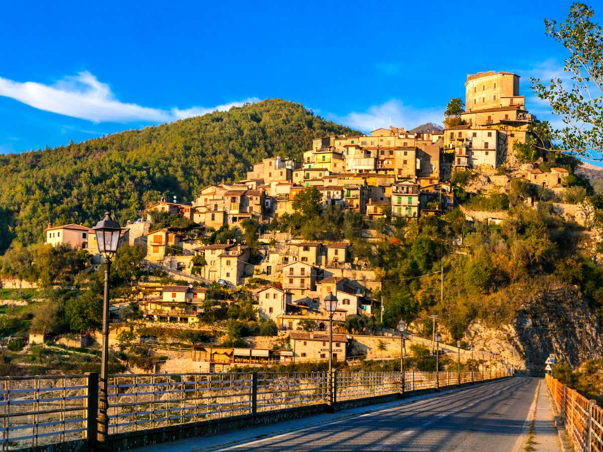 Castel di Tora, centro del Lazio