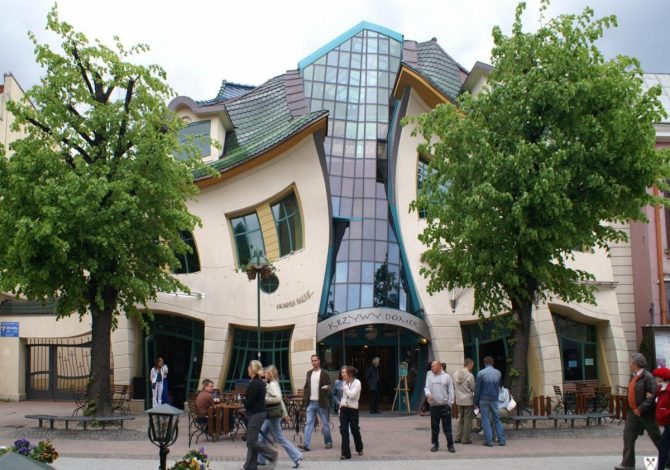 Krzywy Domek, Polonia