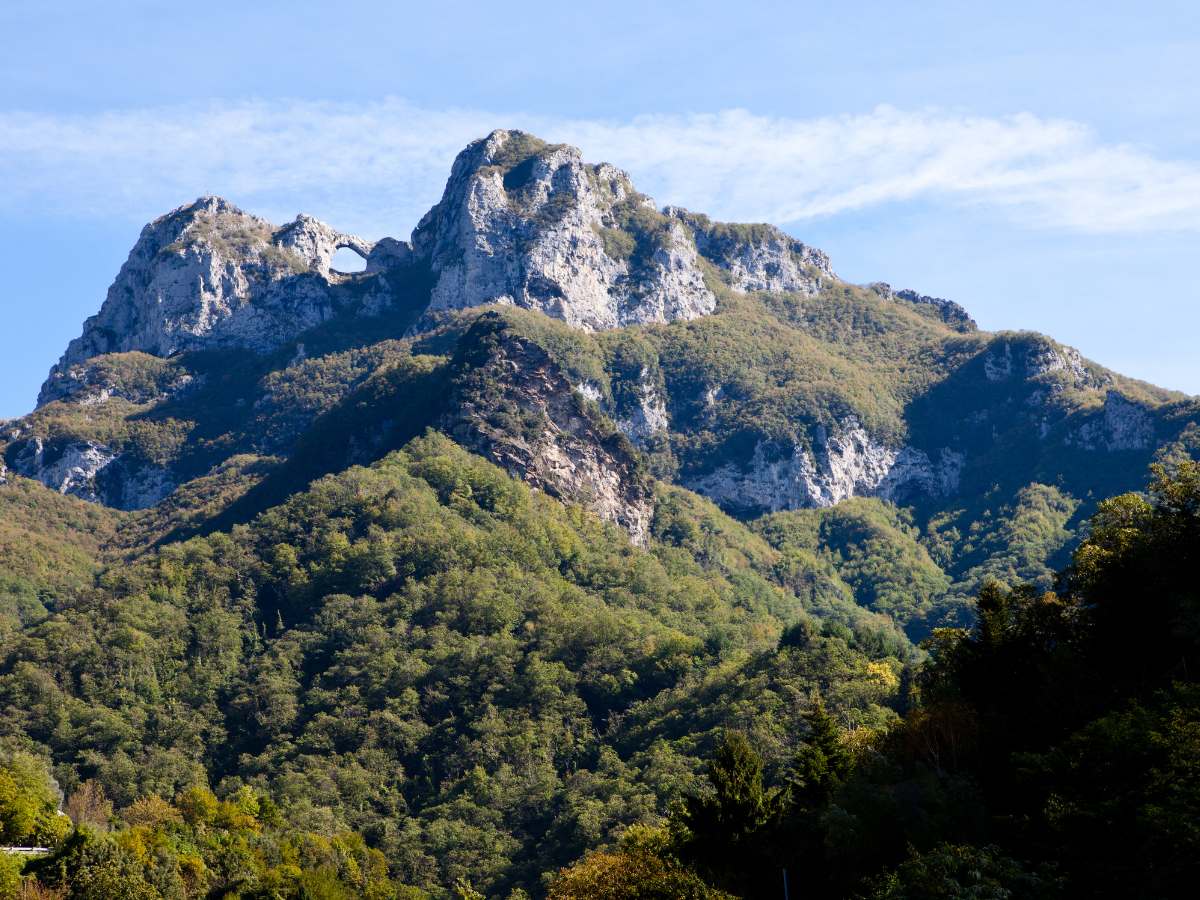 Paesaggio del Monte Forato in provincia di Lucca