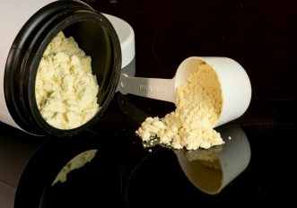 Gli italiani assumono sempre più integratori ma ignorano quali siano davvero utili per lo sport