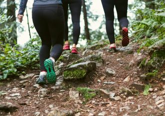 Camminare in salita brucia davvero più calorie