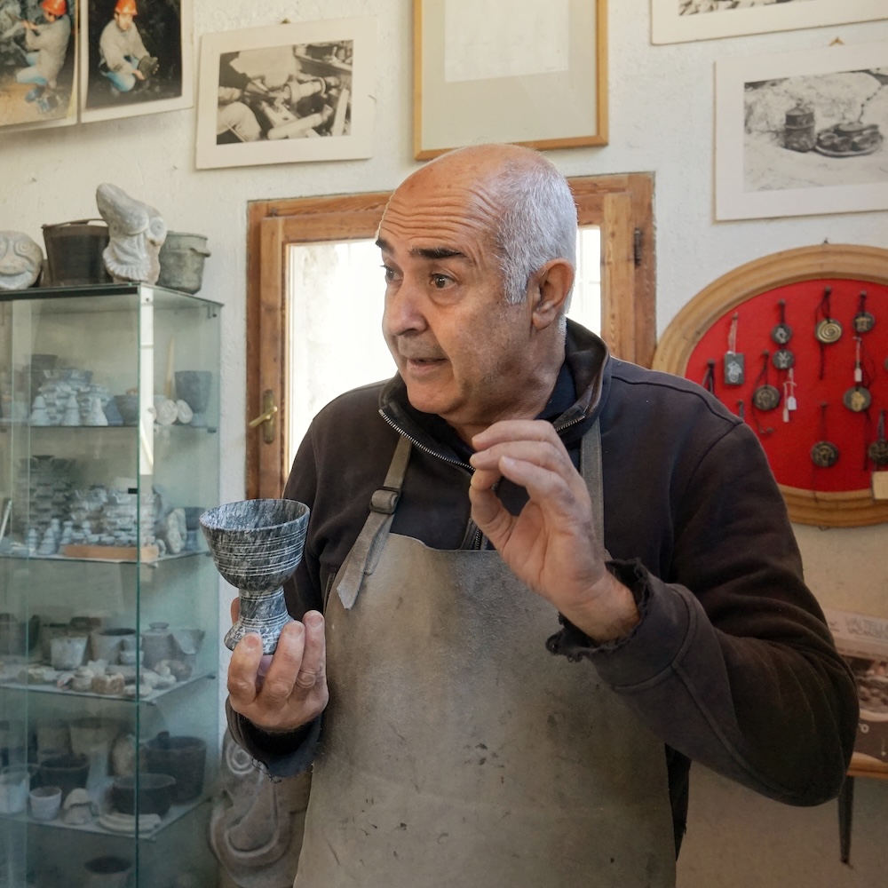 04 - Roberto Lucchinetti e un calice di pietra ollare