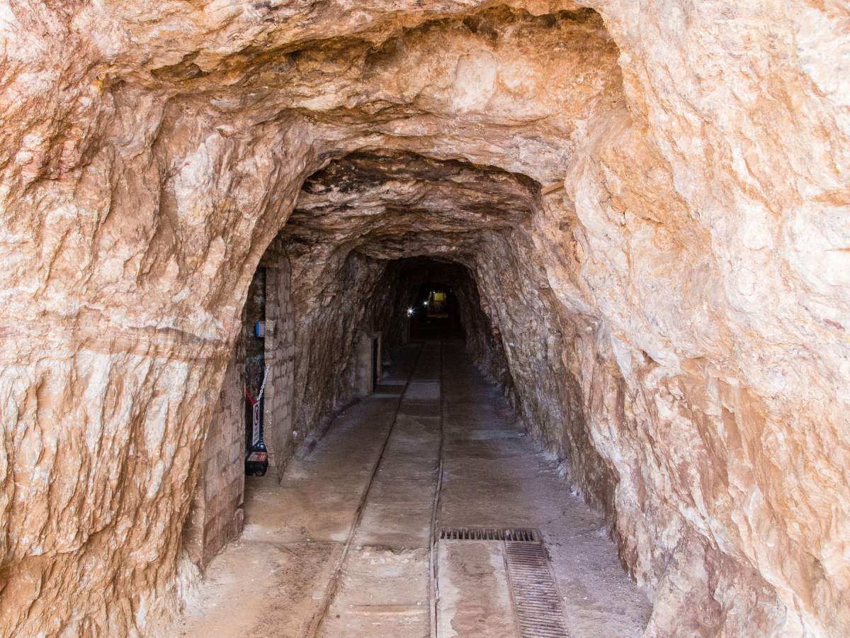 Dentro Porto Flavia in Sardegna