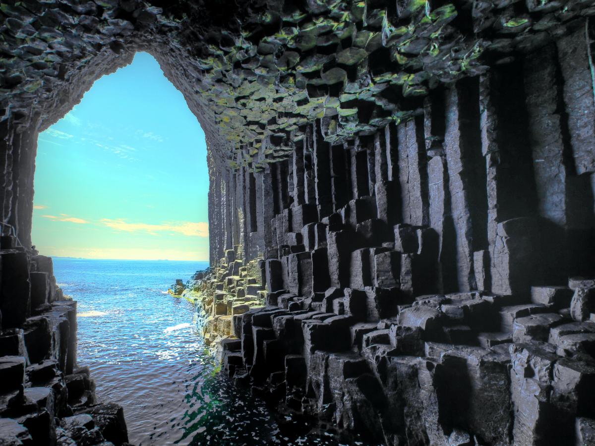 Dentro la Grotta di Fingal in Scozia