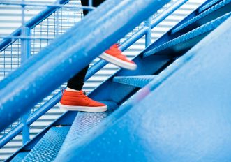 Quanti passi al giorno servono davvero? La scienza ha rivisto i 10.000