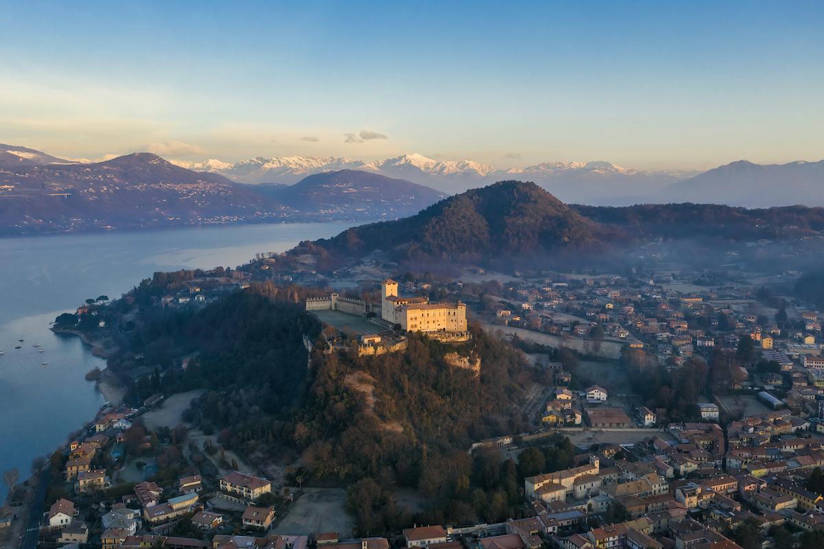 rocca-angera-lago-maggiore-castello-montagne
