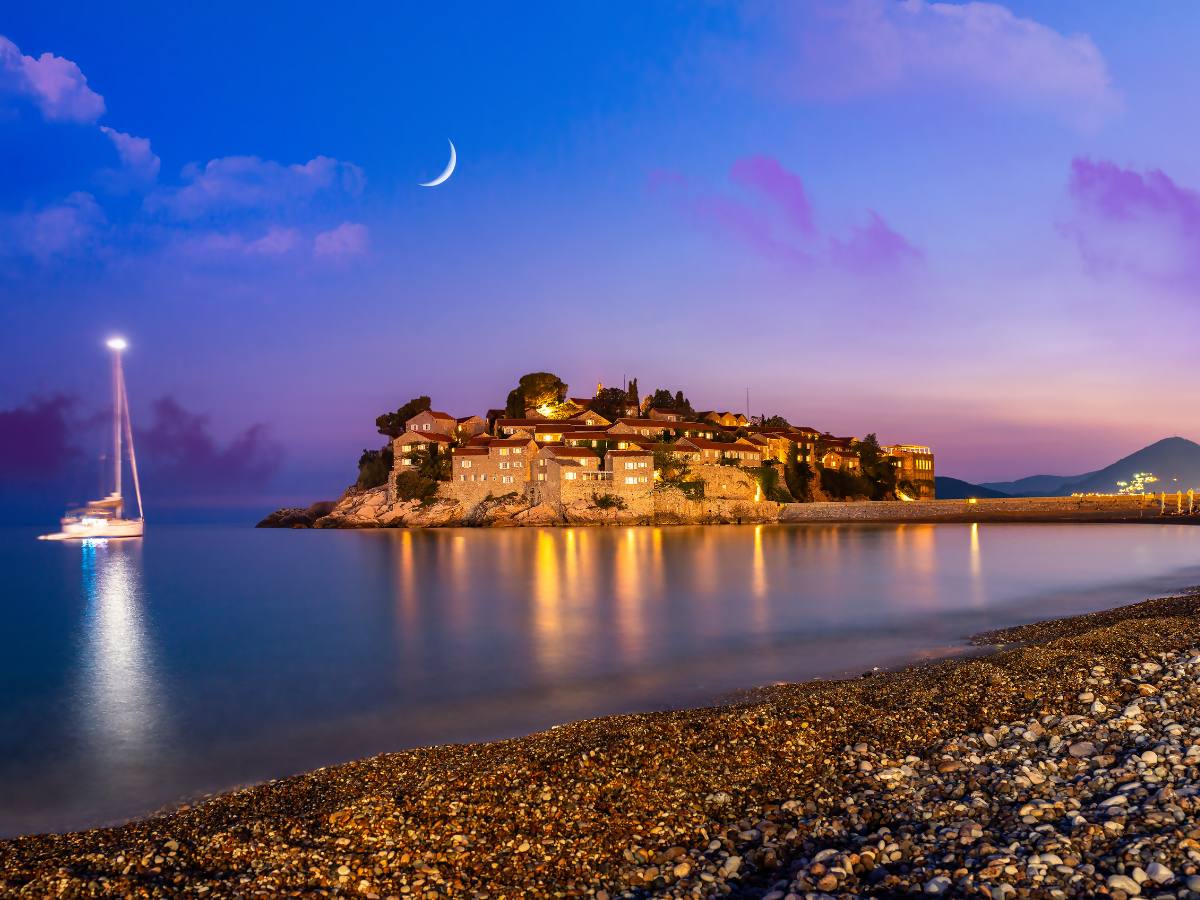 Sveti Stefan durante la notte
