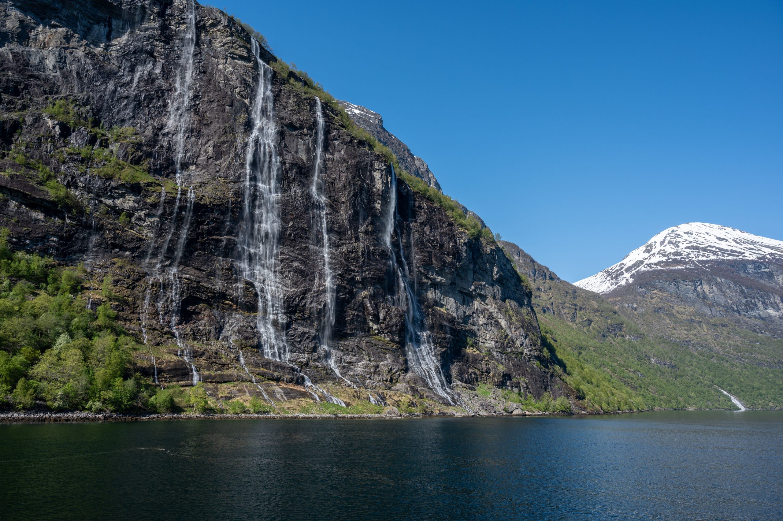 cascate Sette Sorelle che precipitano nel fiordo norvegese
