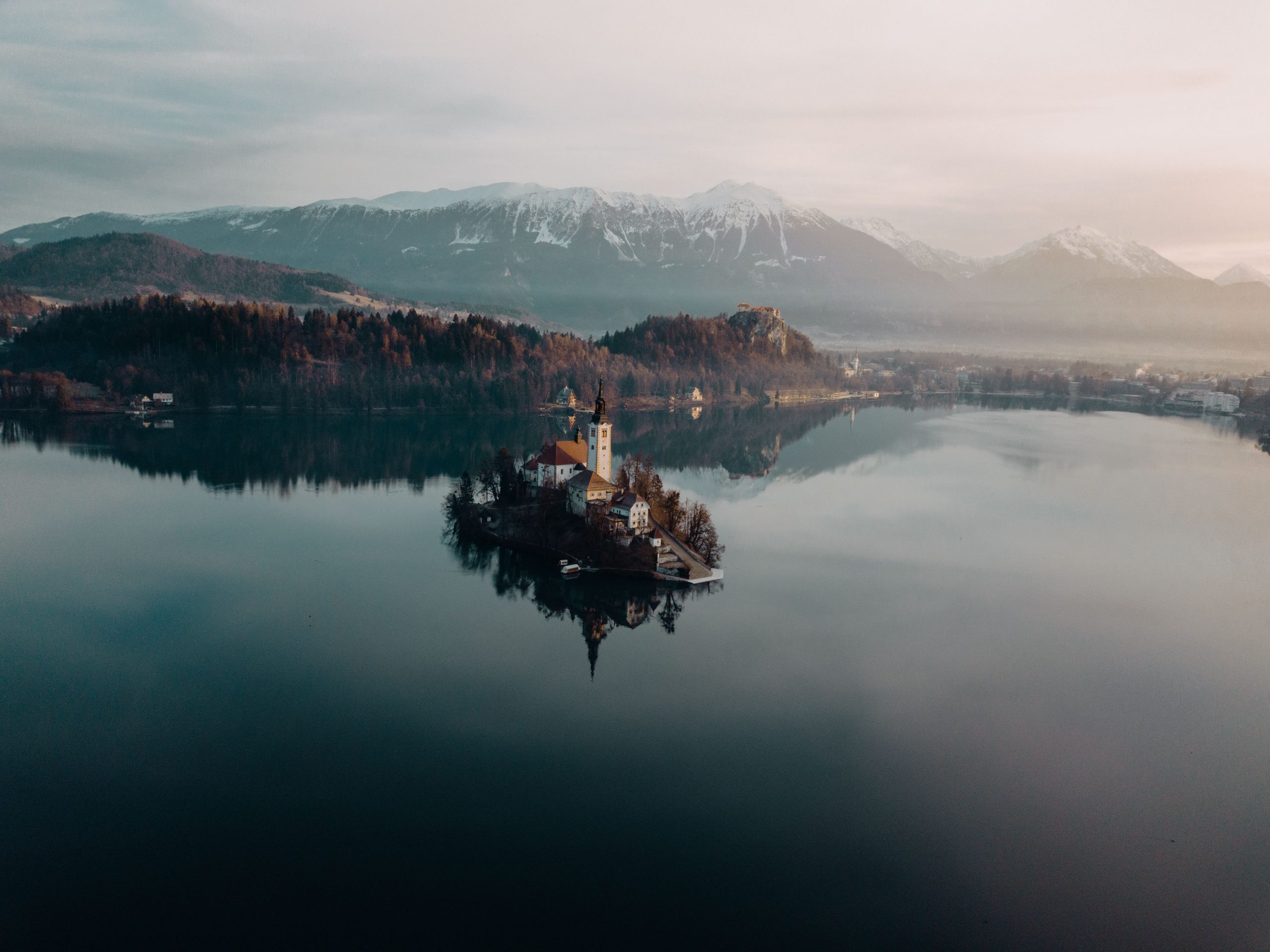 lago di Bled con isola e castello riflessi nell'acqua alpina