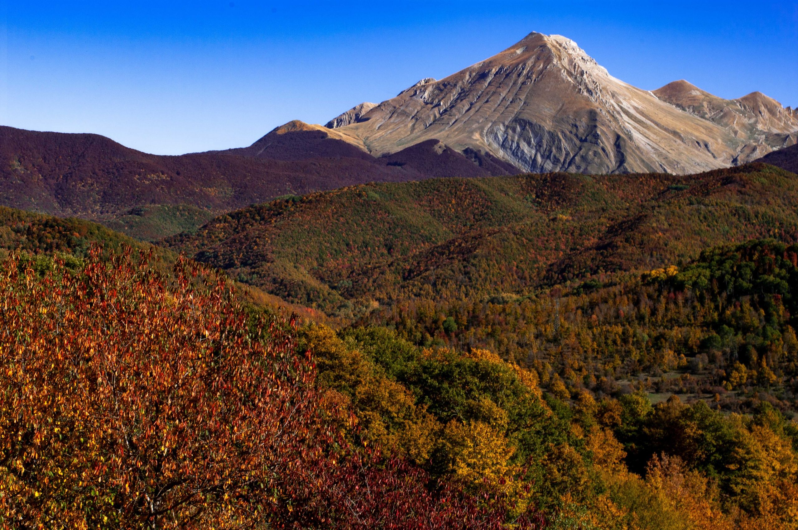 paesaggio della Valle dell'Aterno con il Parco Sirente-Velino in autunno