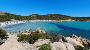 Panoramica della baia di Procchio con spiaggia di sabbia fine e mare azzurro