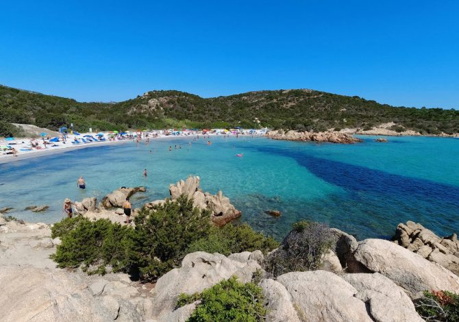 Panoramica della baia di Procchio con spiaggia di sabbia fine e mare azzurro