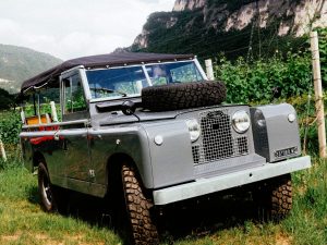 C'è una cantina in Alto Adige che propone escursioni nei vigneti a bordo di un... Defender d'epoca!