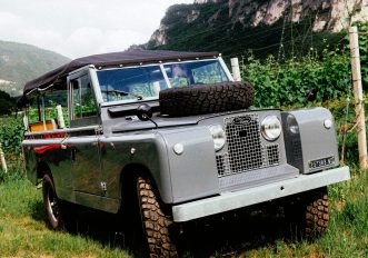 C'è una cantina in Alto Adige che propone escursioni nei vigneti a bordo di un... Defender d'epoca!