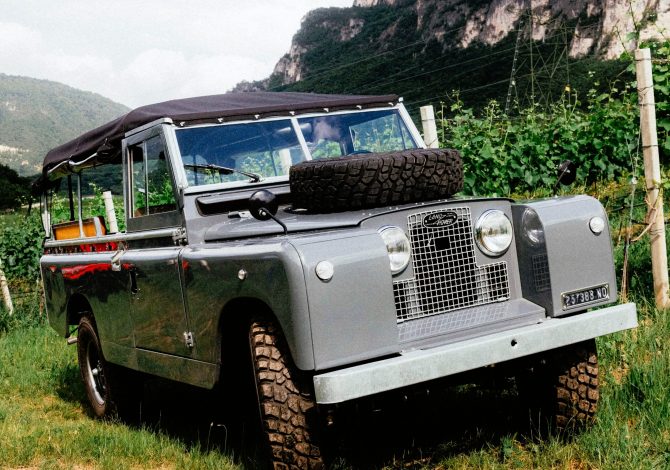 C'è una cantina in Alto Adige che propone escursioni nei vigneti a bordo di un... Defender d'epoca!