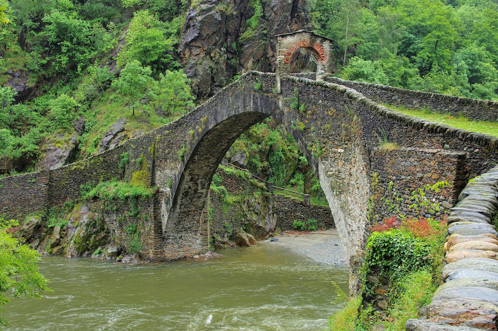 ponte-del-diavolo-piemonte-estate-bagno