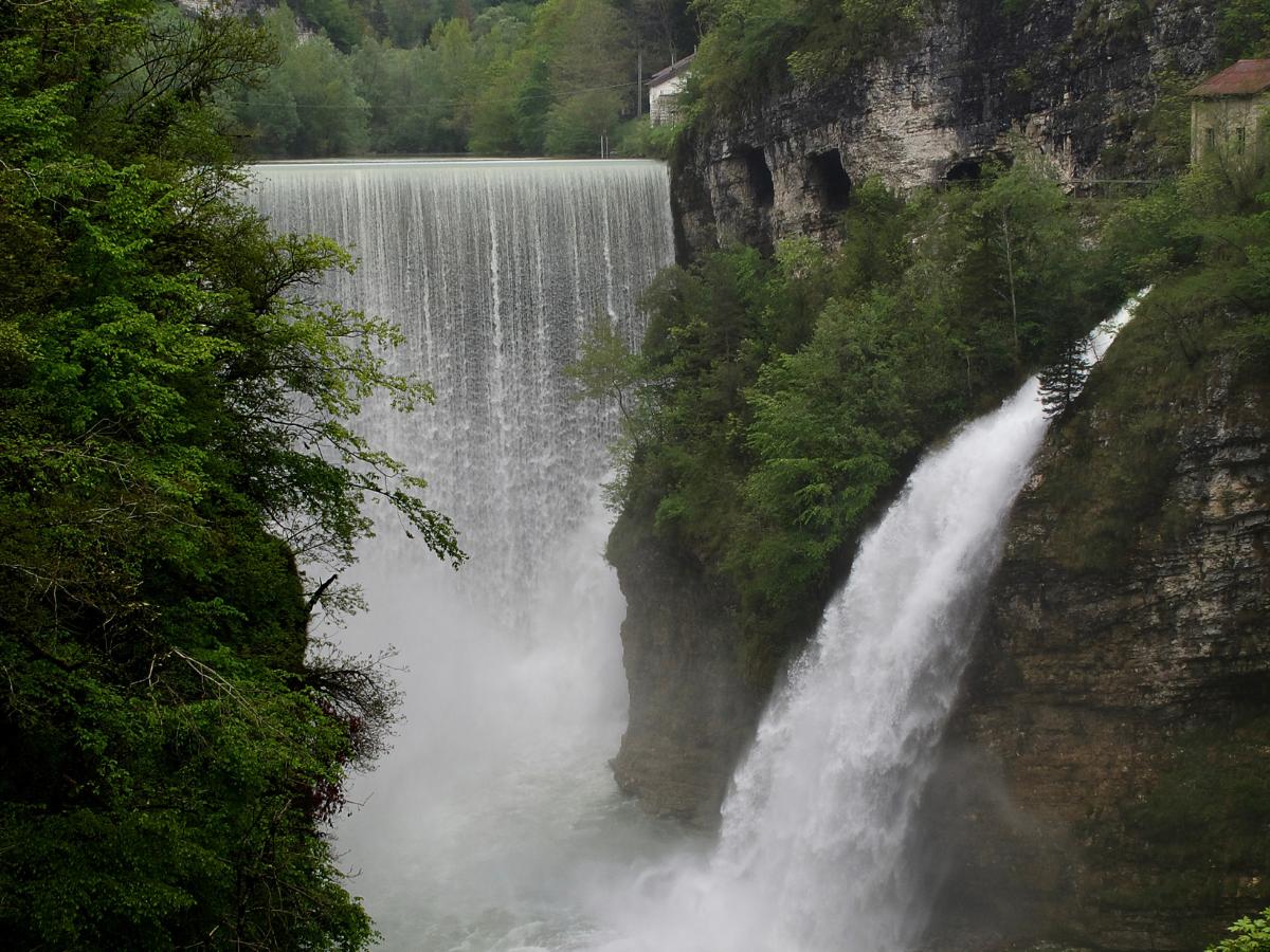 Cascate viste da Ponte Serra in Veneto