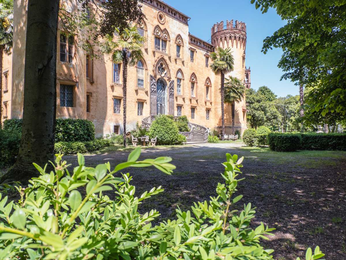 Castello del Roccolo, parco e facciata