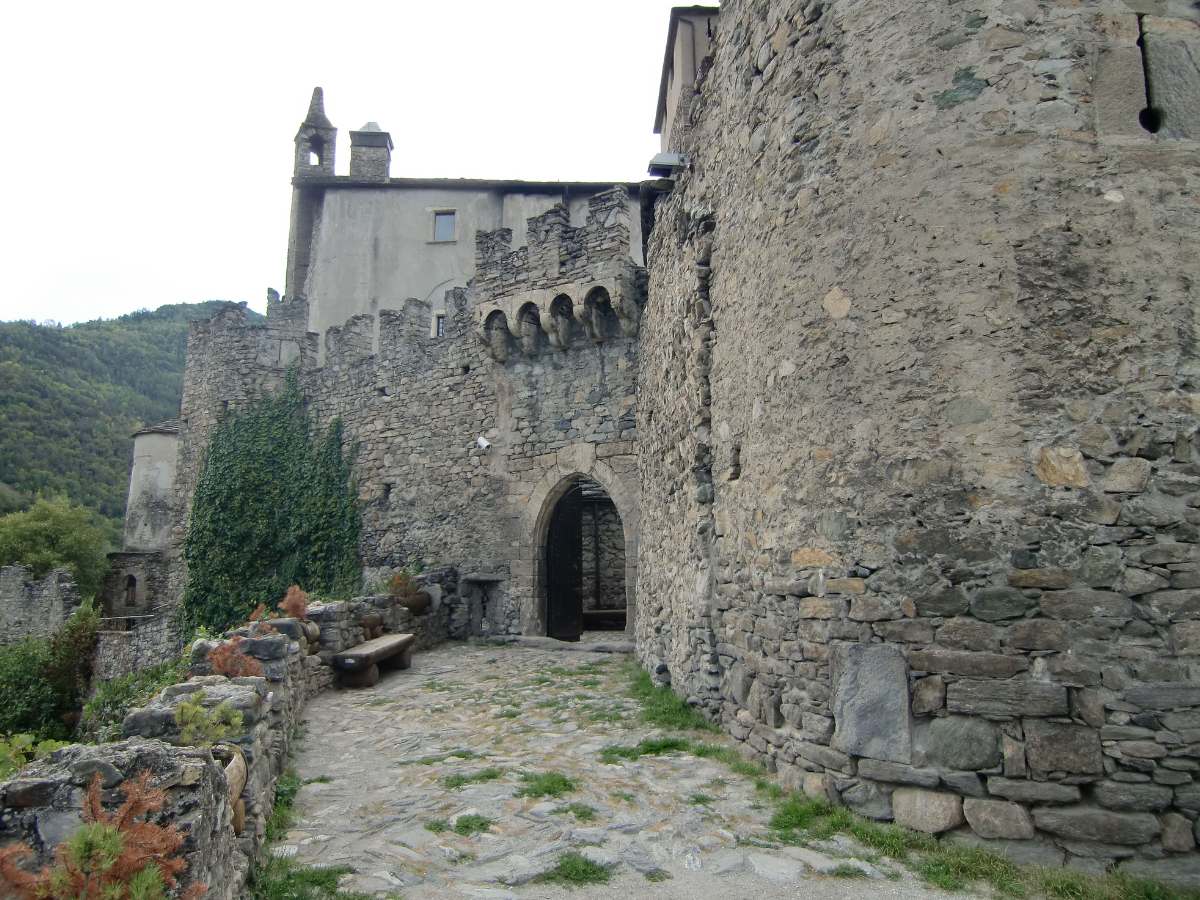 Il bellissimo Castello Sarriod de la Tour