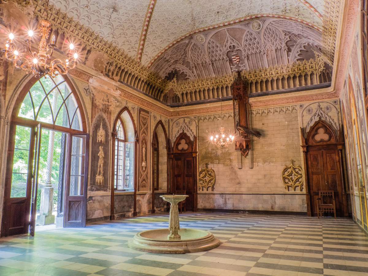 Sala con fontana del Castello del Roccolo